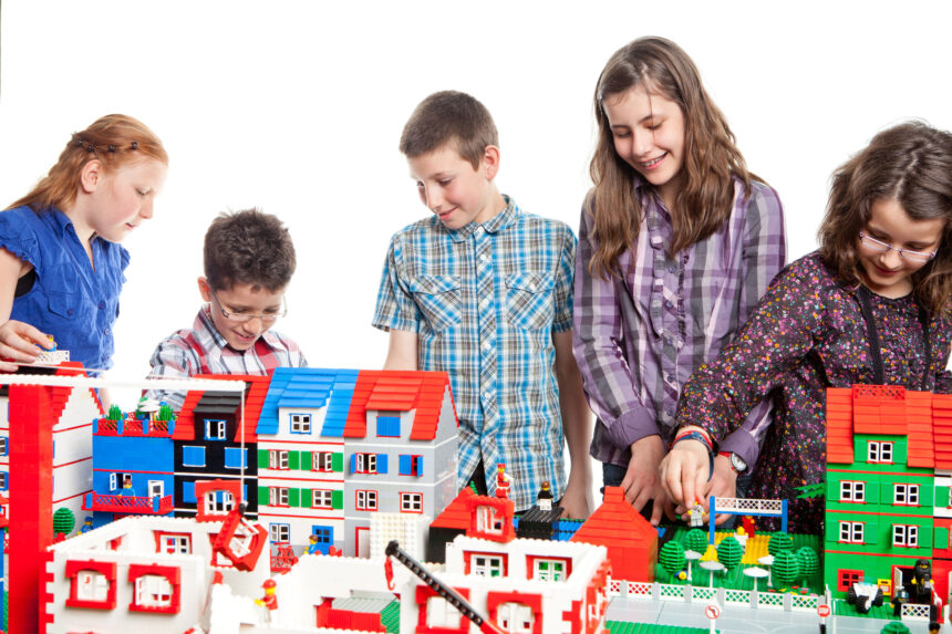 Kinder und Lego-Stadt jepg